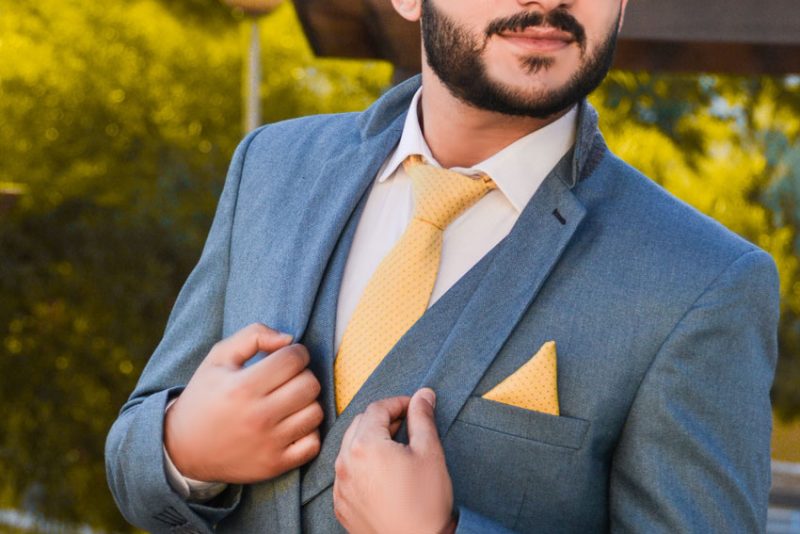 How to tie a tie: Tying a half Windsor tie knot